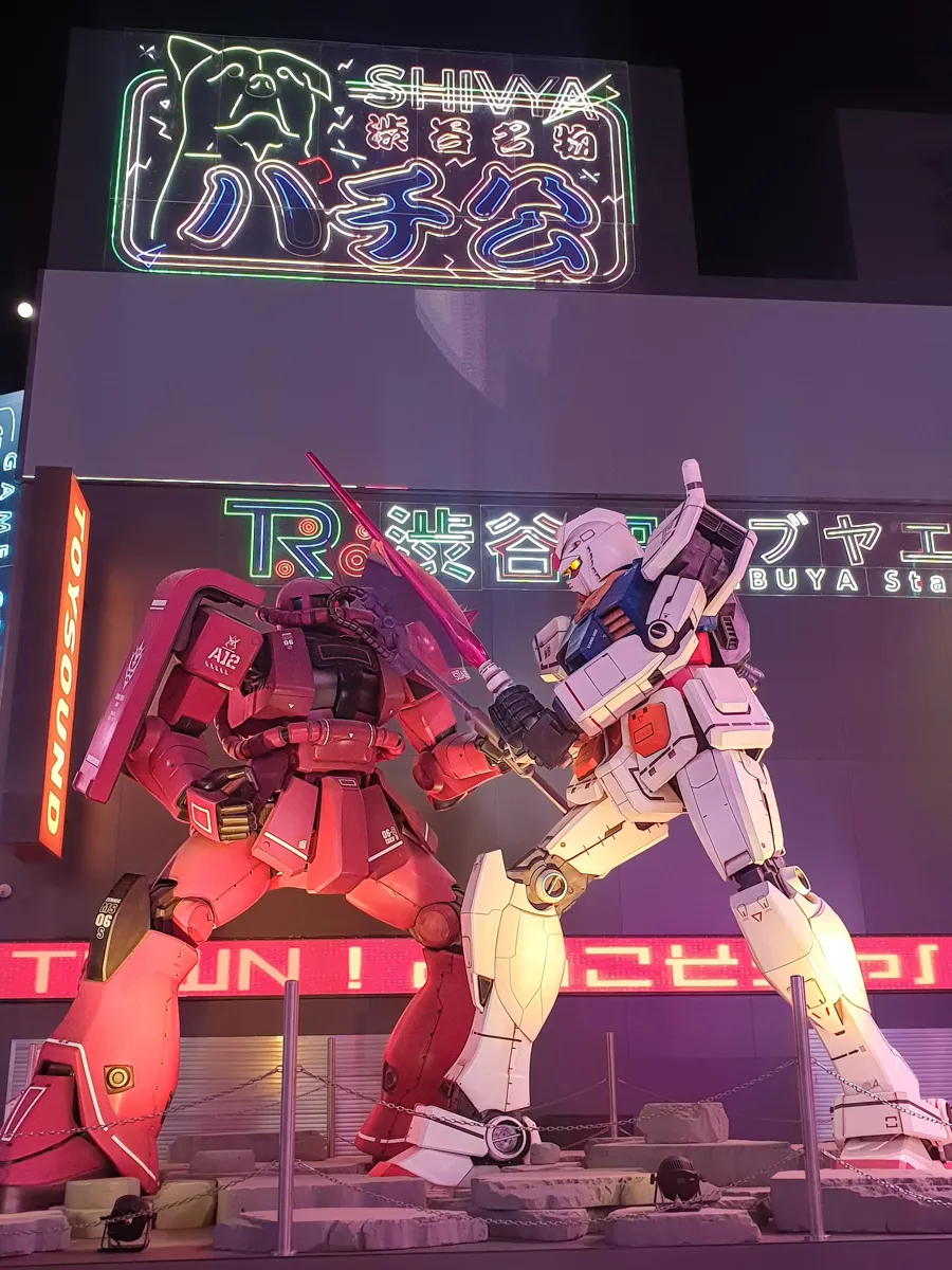 サウジアラビアのガンダムとシャア専用ザク像